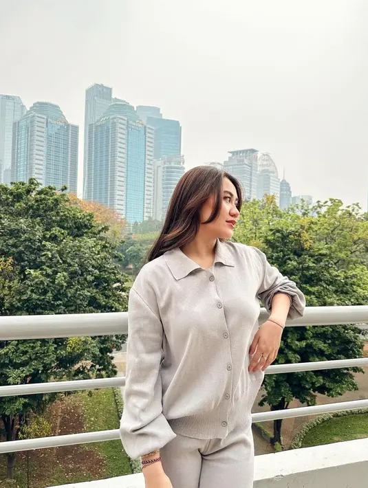 Aaliyah Massaid tampil cantik dengan ome set berqarna abu.