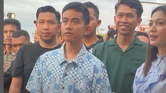 Gibran Rakabuming Pakai Baju dan Sepatu Lokal yang Harganya Terjangkau Saat Kunjungan ke Bali.  foto: Instagram @gibran_rakabuming