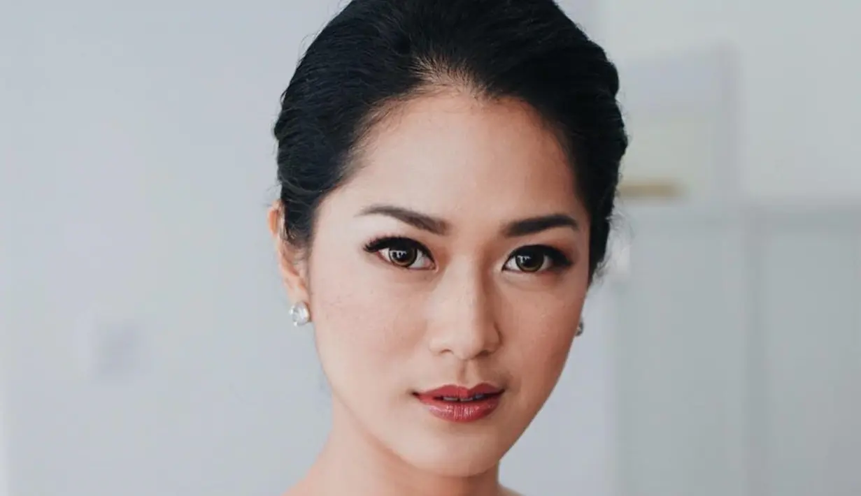 Terlihat sedikit bold, pemain 'Sang Penari' ini tampil cantik dengan contouring dan tren makeup smokey makeup. Wanita yang akrab disapa Phia ini menambahkan lipstik ungu natural dan sentuhan blush on pink yang lembut. Tak heran jika gaya makeup flawlessnya selalu memesona.(Liputan6.com/IG/@prisia)