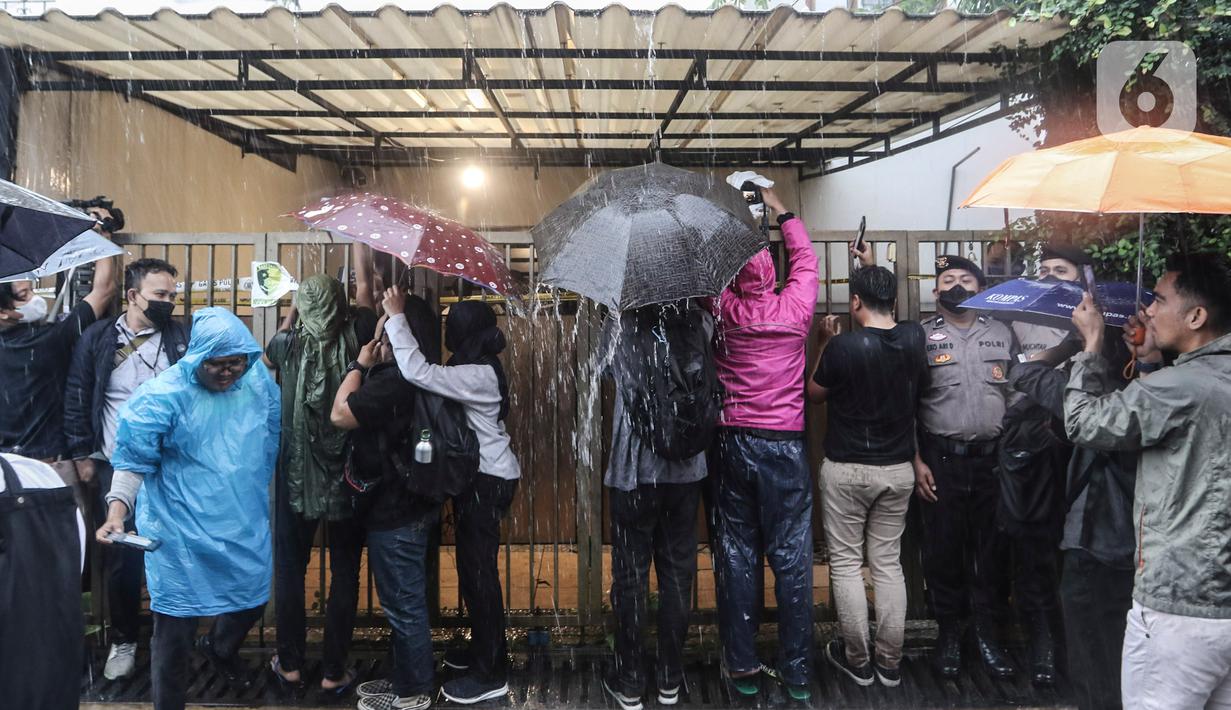 Awak media meliput saat perwakilan Pengadilan Negeri Jakarta Selatan dan Jaksa Penuntut Umum meninjau Tempat Kejadian Perkara (TKP) kasus dugaan pembunuhan berencana Brigadir Nofriansyah Yosua Hutabarat alias Brigadir J di Kompleks Perumahan Polri Duren Tiga, Rabu (4/1/2023). Hakim melakukan peninjauan langsung di TKP Duren Tiga dengan tujuan untuk meyakinkan dalam memberikan keputusan vonis hukuman untuk para terdakwa. (Liputan6.com/Johan Tallo)