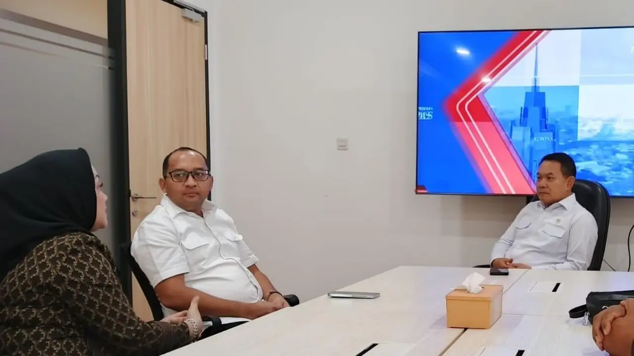 Ketua Pembina Yayasan Salman Peduli Berkarya, Heikal Safar (tengah) dan melakukan kunjungan kerja silaturahmi dengan Jenderal TNI (Purn) Dudung Abdurachman (kanan), Penasihat Khusus Presiden Bidang Pertahanan Nasional di Jl. Veteran III, Gambir, Jakarta P