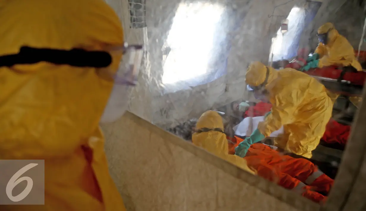 Petugas memeriksa seseorang yang terindefikasi terjangkit wabah saat mengikuti simulasi penanggulangan Public Health Emergency of International Concern (PHEIC) di Tanjung Priok, Jakarta, Kamis (14/4). (Liputan6.com/Faizal Fanani)