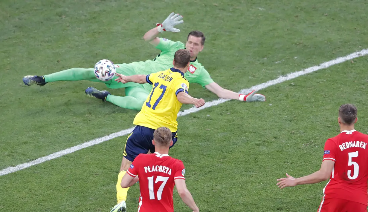 Pada menit ke-93 secara dramatis Swedia mencetak gol penentu kemenangan 3-2 melalui gelandang Viktor Claesson setelah menerima umpan terobosan dari Dejan Kulusevski. Swedia pun melenggang ke 16 Besar sebagai juara grup mendampingi Spanyol. (Foto: AP/Pool/Maxim Shemetov)