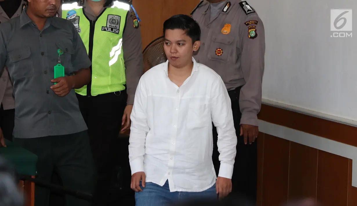 Terdakwa Siti Nuraidah Hasibuan alias Kiki memasuki ruangan untuk menjalani sidang kasus dugaan penipuan First Travel di PN Kota Depok, Senin (21/3). (Liputan6.com/Immanuel Antonius)