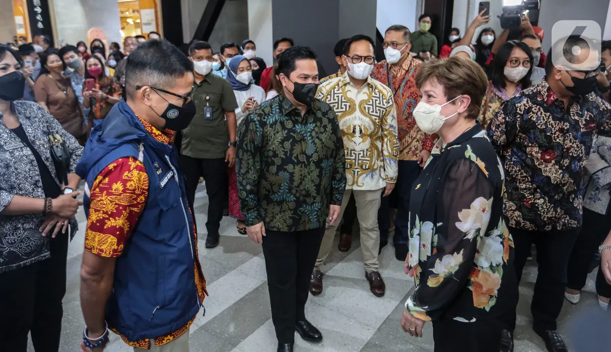 Menteri BUMN Erick Thohir bersama Menteri Pariwisata dan Ekonomi Kreatif (Menparekraf), Sandiaga Uno menyambut Direktur Pelaksana Dana Moneter Internasional (IMF) Kristalina Georgieva saat mengunjungi Gedung Sarinah, Jakarta, Minggu (17/7/2022). (Liputan6.com/Johan Tallo)