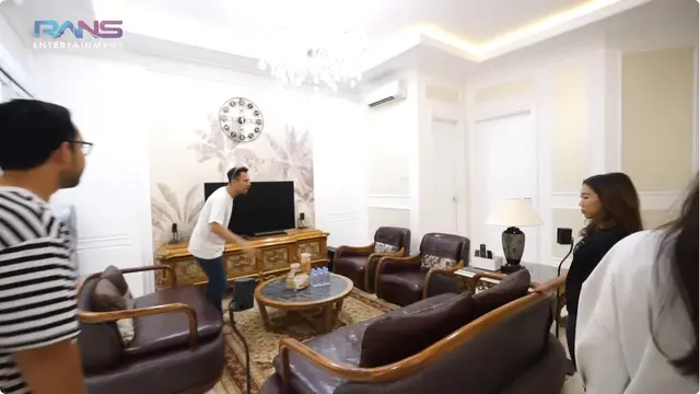 Potret Ruang Keluarga Rumah Kiky Saputri (YouTube Rans Entertainment)