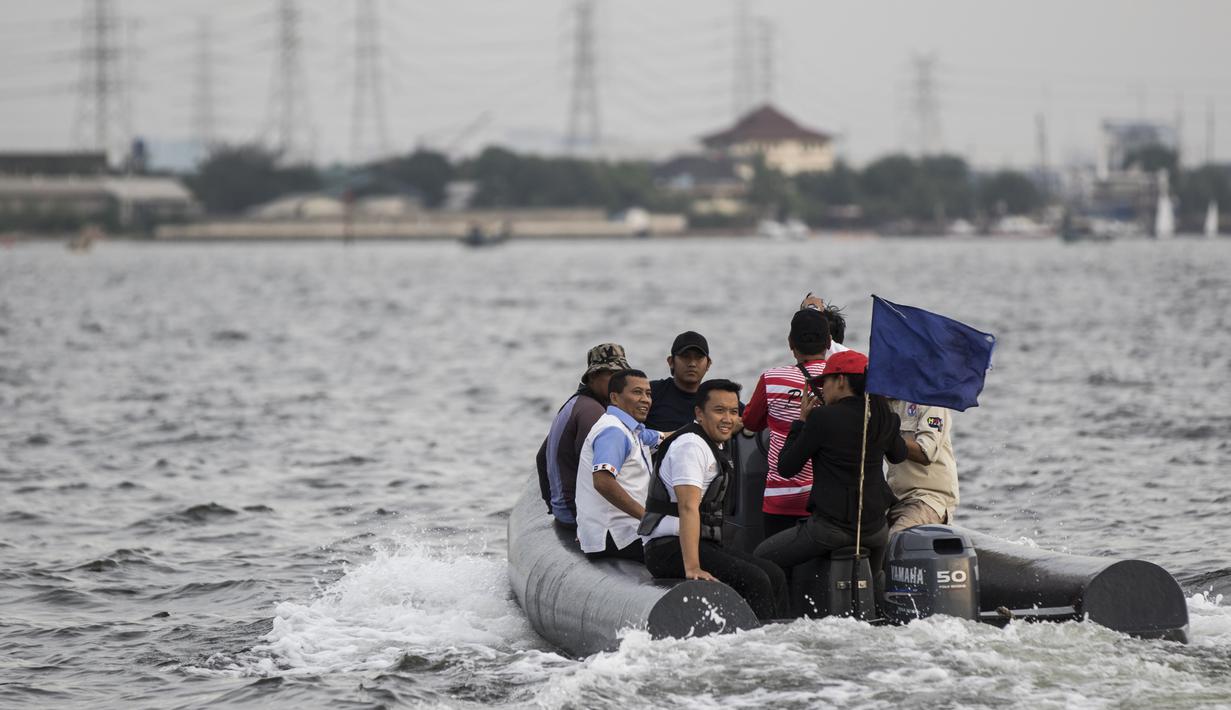 Menpora Imam Nahrawi dengan speedboat memantau pelatnas layar di Laut Jakarta, Kamis (24/5/2018). Cabang layar menargetkan dua medali emas pada Asian Games 2018 mendatang. (Bola.com/Vitalis Yogi Trisna)