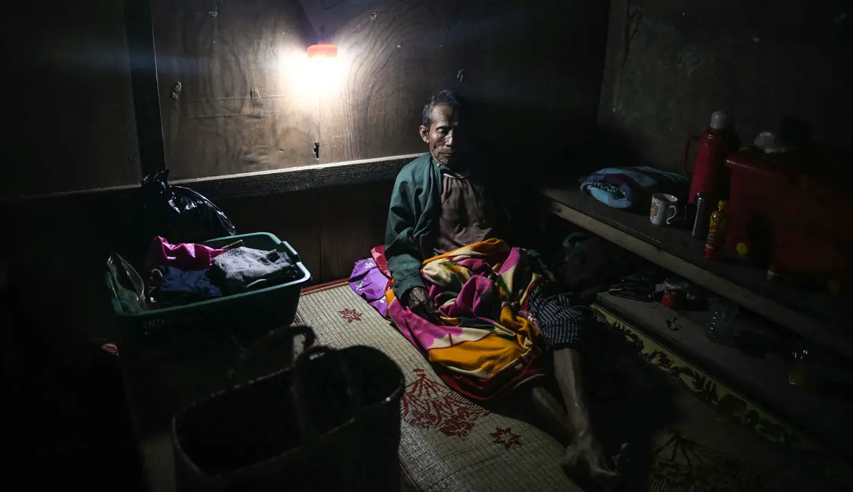 Kamis (12/9/2024), jutaan orang di sebagian wilayah Asia Tenggara berjuang dengan rumah-rumah yang kebanjiran, pemadaman listrik, dan infrastruktur yang rusak setelah Topan Yagi melanda, dengan jumlah korban tewas melebihi 200 orang. (Sai Aung MAIN/AFP)