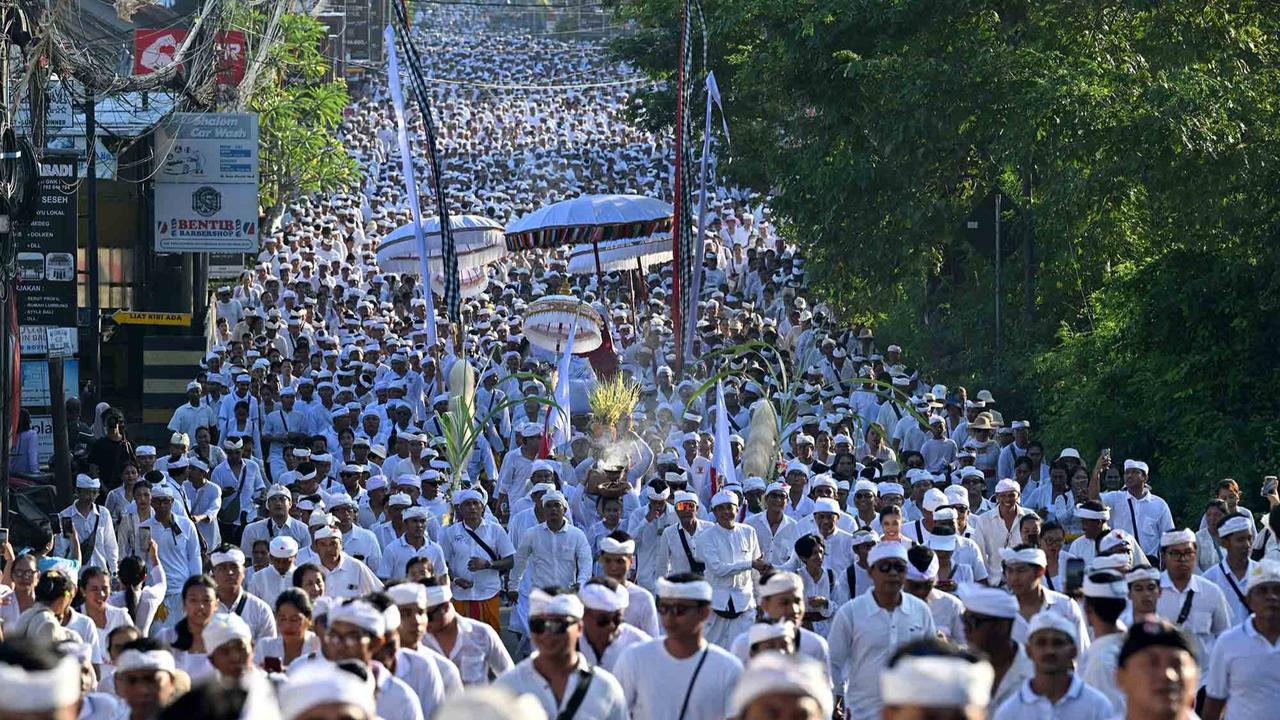 FOTO: Penampakan Ribuan Umat Hindu Berjalan Kaki sepanjang 15 KM menuju Pura Uluwatu Bali