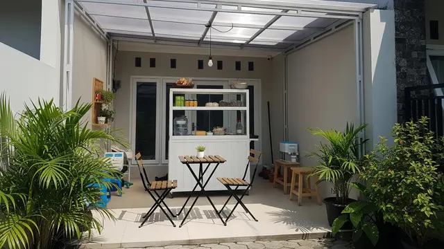 Warung di Teras Rumah dengan Pencahayaan Alami