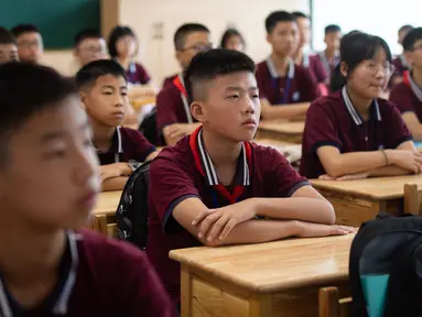 Para siswa belajar di kelas di Sekolah Menengah Daowu di Kota Liuyang di Changsha, ibu kota Provinsi Hunan, China, 31 Agustus 2020. Sekolah dasar dan menengah di Changsha memulai semester baru dengan menerapkan kebijakan pengendalian dan pencegahan COVID-19 yang ketat. (Xinhua/Chen Sihan)