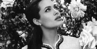 Bicara soal Angelina Jolie dan Brad Pitt memang tidak akan ada habisnya, terlebih soal kasus perceraian mereka. Sempat diberitakan sudah mantap ingin rujuk, namun ternyata kabar itu hanya sekedar hoax. (Instagram/angelinajolie)