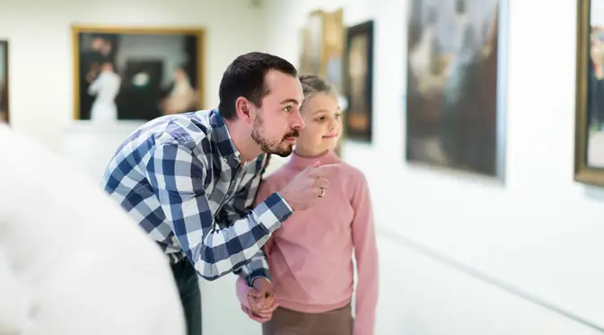 Bapak Sedang Mengajarkan Anak di Museum