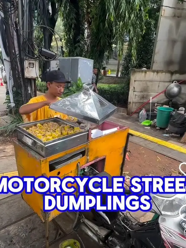 Bobby Saputra Coba Siomay Ayam