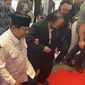 Presiden terpilih 2024, Prabowo Subianto, menyambangi NasDem Tower di Jakarta Pusat, Jumat (22/3/2024). Kedatangan Prabowo disambut langsung oleh Ketua Umum Partai NasDem Surya Paloh dengan cipika-cipiki. (Liputan6.com/Muhammad Radityo Priyasmoro)