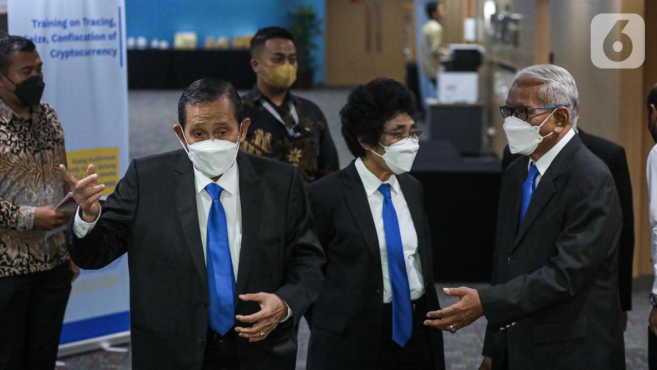 Albertina mengatakan pemisahan berkas sidang etik itu dilakukan karena penerapan pasal kode etik yang berbeda.<br>