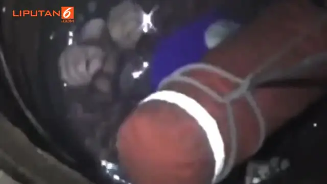Seorang wanita terjatuh kemudian pingsan di sumur kecil sedalam 50 m.  
