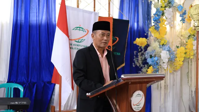 Ketua Yayasan El Bayan Majenang, Prof DR KH Fathul Amin Aziz di wisuda STMIK Komputama, Cilacap. (Foto: Liputan6.com/Dok. STMIK Komputama)