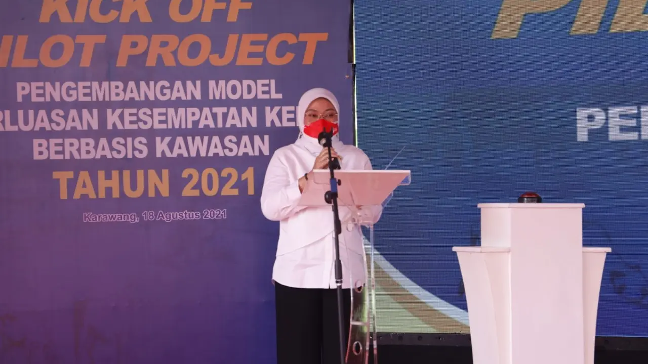 Menaker Ida Fauziyah saat menghadiri Peluncuran Pilot Project Pengembangan Kesempatan Kerja Berbasis Kawasan di Teluk Jambe, Karawang