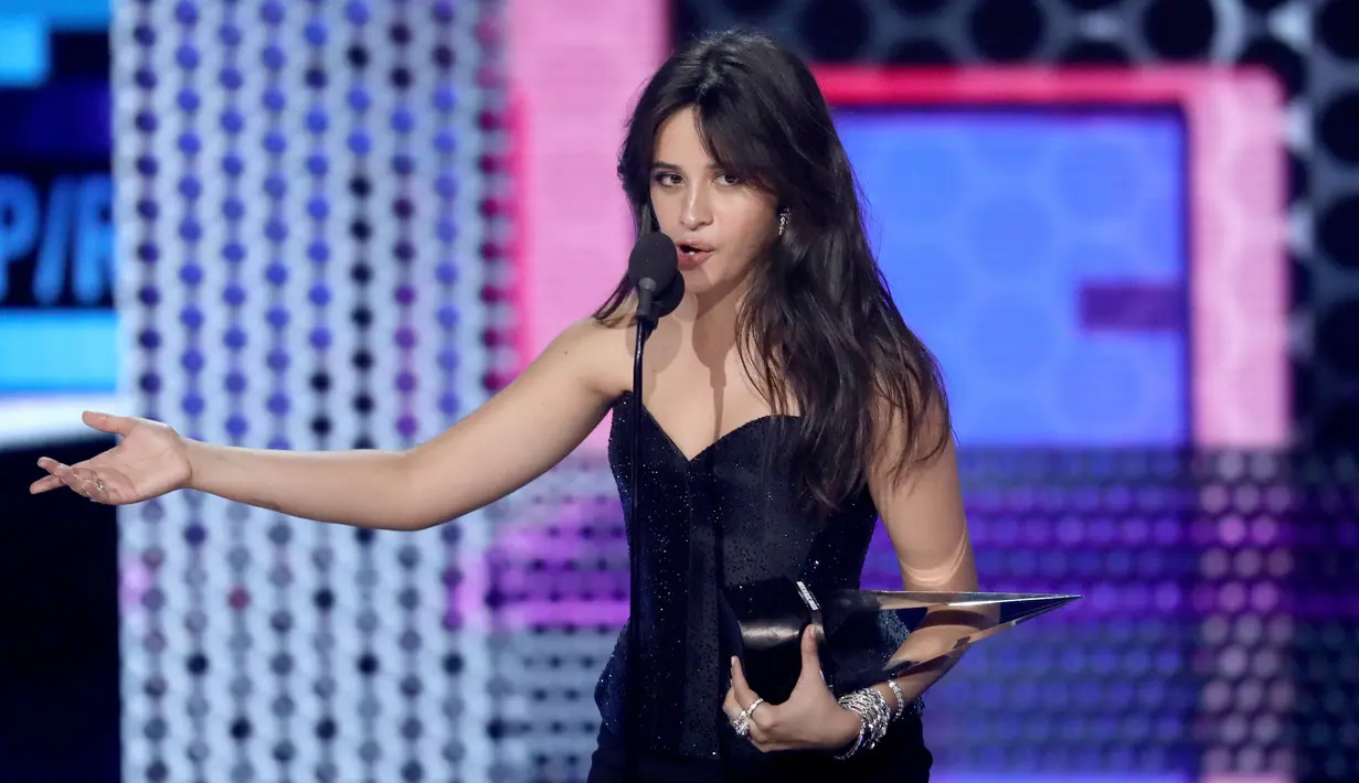 Penyanyi Camila Cabello dianugerahi sebagai Lagu Pop/Rock Terfavorit untuk lagu 'Havana' pada American Music Awards 2018 di Los Angeles, Selasa (9/10). Camila berterima kasih untuk para penggemar setia dan tim yang mendukungnya. (Matt Sayles/Invision/AP)