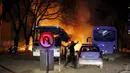 Seorang polisi mengamankan lokasi ledakan bom mobil di Ankara, Turki, Rabu (17/2). Bom yang meledak ketika iring-iringan bus militer tengah lewat tersebut menewaskan 28 orang dan melukai 60 lainnya.  (REUTERS/Mustafa Kirazli/Cihan News Agency TURKEY OUT)