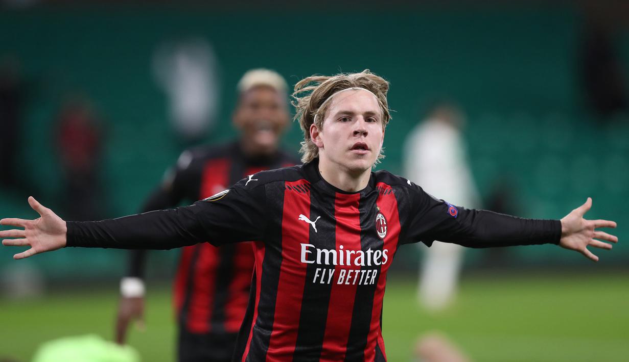 Gelandang AC Milan, Jens Petter Hauge, melakukan selebrasi usai mencetak gol ke gawang Celtic pada laga Grup H Liga Europa 2020/2021 di Celtic Park Stadion, Jumat (23/10/2020). AC Milan menang 3-1 atas Celtic. (AFP/Russell Cheyne/pool)