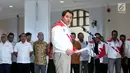 Ketua Kontingen Indonesia di SEA Games 2017 Kuala Lumpur, Aziz Syamsuddin memberi sambutan saat upacara Pengukuhan Kontingen Indonesia untuk SEA Games Kuala Lumpur 2017 di Auditorium Wisma Menpora, Jakarta, Rabu (8/2). (Liputan6.com/Helmi Afandi)