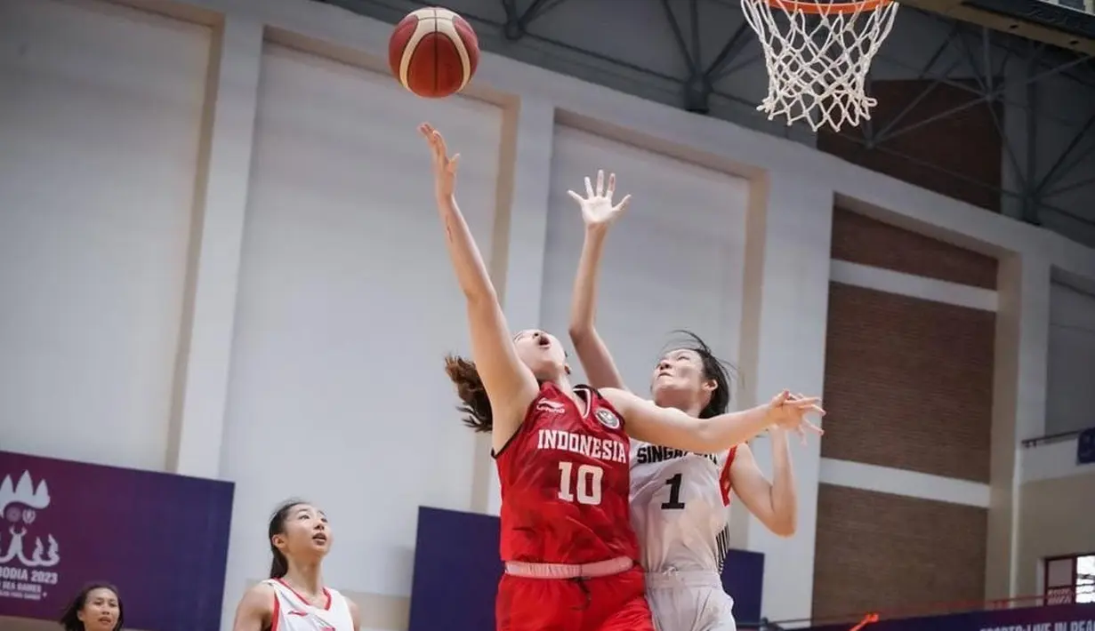Sebelum mengalahkan Singapura, Timnas Bola Basket Putri Indonesia lebih dulu membekuk Vietnam 67-62, Thailand 70-69, Malaysia 85-57, Filipina 89-68, dan Kamboja 100-54. (Dok: CdM Indonesia SG / Evan Andraws)
