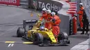 Pebalap Renault, Jolyon Palmer, juga hilang kendali dan menabrak dinding pembatas saat latihan bebas pertama F1 GP Monako, Kamis (26/5/2016). (Bola.com/Twitter/F1)