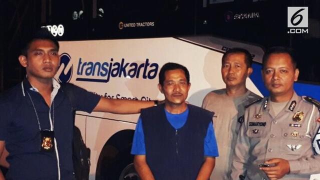 Penyidik Polsek Ciracas, Jakarta Timur tengah memeriksa Sentot Setiadi (43), pencuri bus Transjakarta yang ditangkap di kawasan Pekalongan, Jawa Tengah