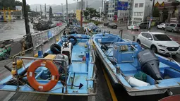 Puluhan penerbangan dan layanan feri dihentikan di Korea Selatan pada Rabu menjelang badai tropis yang telah mengguyur hujan lebat di pulau barat daya Jepang selama lebih dari seminggu. (AP Photo/Ahn Young-joon)
