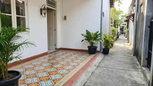 Ide Teras Tanpa Pagar di Gang Sempit