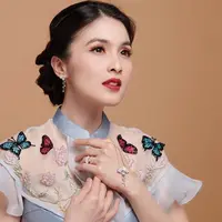 Begini penampilan gaya makeup flawless Sandra Dewi. Wanita 36 tahun ini tampak awet muda walaupun dengan makeup bold yang dikenakan. Sandra tampak memesona dengan makeup matte dengan sentuhan lipstick tebal.(Liputan6.com/IG/@sandradewi88)