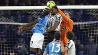 Pemain Napoli Victor Osimhen (kiri) berebut bola udara dengan pemain Juventus Bremer (tengah) dan kiper Wojciech Szczesny pada pertandingan sepak bola Liga Italia di Stadion Diego Armando Maradona, Naples, Italia, 13 Januari 2023. Napoli mengalahkan Juventus dengan skor 5-1. (Alessandro Garofalo/LaPresse via AP)