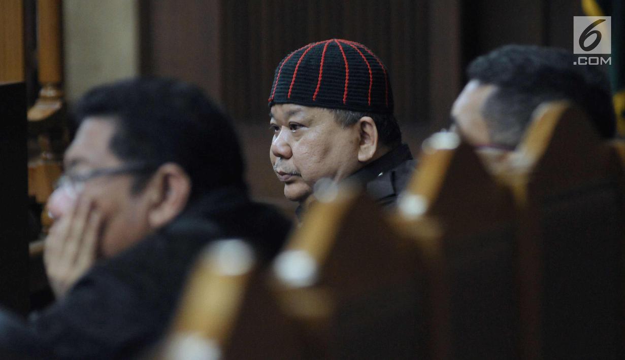 Terdakwa suap pemberian izin lokasi perkebunan di Kutai Kartanegara, Hery Sutanto Gun menyimak keterangan saksi pada sidang lanjutan di Pengadilan Tipikor, Jakarta, Selasa (27/3). Sidang mendengar keterangan saksi. (Liputan6.com/Helmi Fithriansyah)