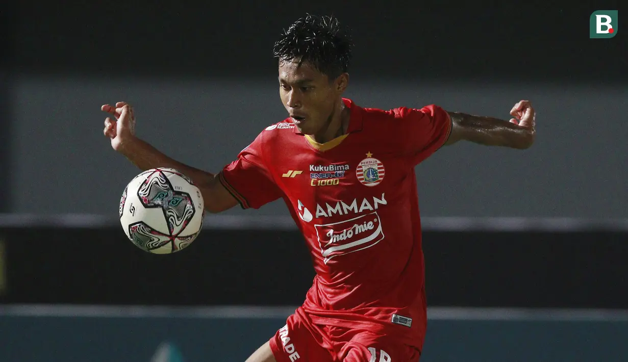 Gelandang Persija Jakarta, Alfriyanto Nico mengontrol bola saat melawan PSIS Semarang dalam laga pekan kedua BRI Liga 1 2021/2022 di Indomilk Arena, Tangerang, Minggu (12/9/2021). (Foto: Bola.Com/M. Iqbal Ichsan)
