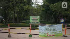 Spanduk pemberitahuan penutupan dipasang di area Taman Menteng, Jakarta, Selasa (3/11/2020). Masih tingginya kasus covid-19 menyebabkan sejumlah fasilitas umum dan fasilitas sosial di Ibu Kota belum beroperasi normal sejak ditutup selama beberapa bulan lalu. (Liputan6.com/Immanuel Antonius)