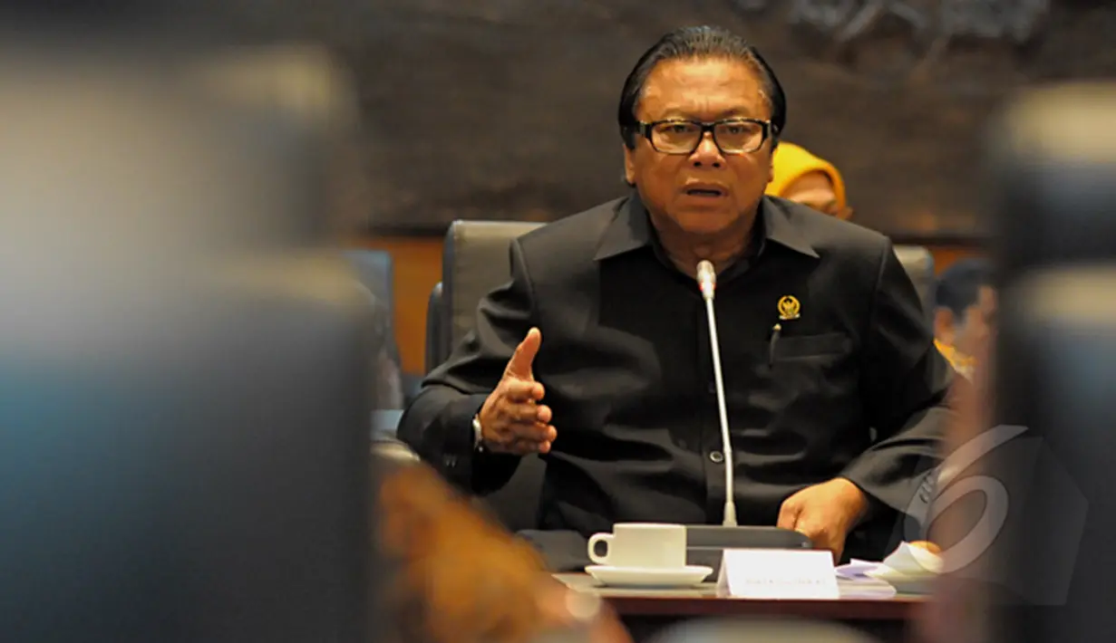 Oesman Sapta Odang memberikan keterangan pada panitia World Congress di  Ruang Delegasi  Parlemen RI, Jakarta, Senin (16/02/2015). Soy Martua Pardede mengundang Pimpinan MPR hadir dalam World Congress of Consuls di Bali. (Liputan6.com/Andrian M Tunay)