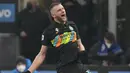 Bek Inter Milan, Milan Skriniar berselebrasi usai mencetak gol ke gawang Lazio pada pertandingan Liga Serie A Italia di Stadion San Siro, di Milan, Italia, Senin (10/1/2022). Inter Milan unggul satu angka dari AC Milan yang sudah bermain satu laga lebih banyak. (AP Photo/Antonio Calani)