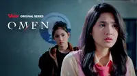 Cut Syifa memerankan karakter kembar Erika dan Eliza di Vidio original series Omen. (credit: Vidio)