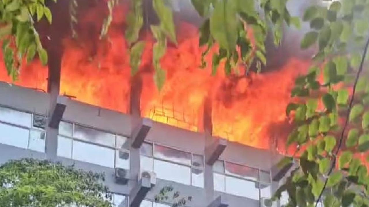 Sudah Berjam-Jam Kebakaran Gedung Bakamla RI Belum Padam, Ratusan Petugas Damkar Merapat