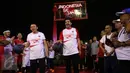 Gubernur DKI Jakarta, Basuki Tjahaja Purnama dan Presdir Coca-Cola Indonesia, Martin Gil bermain basket di lapangan basket Monas, Jumat (27/08). Perusahaan minuman ini memberikan fasilitas lapangan futsal, voli dan basket. (Liputan6.com/Fery Pradolo)