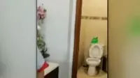 Pegawai toko diam-diam mencoba merekam pengguna toilet.