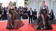 Aktris Amerika Serikat sekaligus Presiden Juri Venice Film Festival 2022 Julianne Moore tiba untuk upacara pembukaan dan pemutaran film "White Noise" di Venesia, Italia, Rabu (31/8/2022). Julianne Moore mencuri perhatian saat menghadiri Venice Film Festival 2022. (Marco BERTORELLO/Tiziana FABI/AFP)