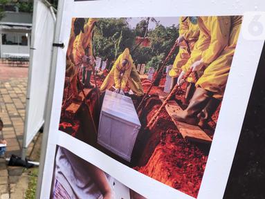Komunitas “Kelas Jurnalis Cilik” dipandu pewarta foto mengikuti kegiatan tur pameran fotografi bertema 'Ragam Cerita Ibu Kota Sebelum dan Saat Pandemi COVID-19' di Thamrin 10, Jakarta, Minggu (6/12/2020). Pameran diselenggarakan oleh Pewarta Foto Indonesia - Jakarta. (Liputan6.com/Immanuel Antonius)