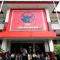 Sejumlah awak media menunggu depan kantor DPP PDIP, Jakarta, sebelum acara pembukaan sekolah calon kepala daerah PDIP, Minggu (28/6/2015). Sekolah politik diharapkan mampu menghasilkan calon kepala daerah yang berkualitas.(Liputan6.com/Yoppy Renato)