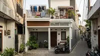 8 Contoh Rumah di Gang Sempit dengan Rooftop untuk Jemur dan Area Santai