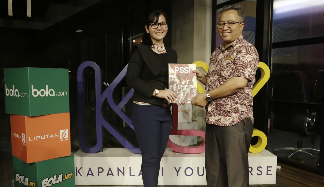 Sekjen PSSI, Ratu Tisha, memberikan buku kepada Editor in Chief KLY Sports, Darojatun, saat mengunjungi Kantor Redaksi KLY di Jakarta, Jumat (16/3). (Bola.com/Yoppy Renato)