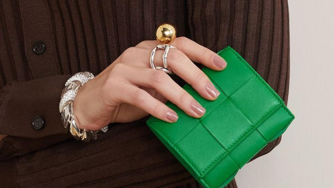 Ilustrasi Bottega Veneta Intrecciato Leather Wallet (©Pinterest)