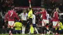 Pemain Lyon, Corentin Tolisso mendapatkan kartu merah dari wasit dalam laga lanjutan Liga Europa 2024/2025 melawan Manchester United di Old Trafford, Manchester, Inggris, Jumat (18/04/2025) dini hari WIB. (AP Photo/Jon Super)